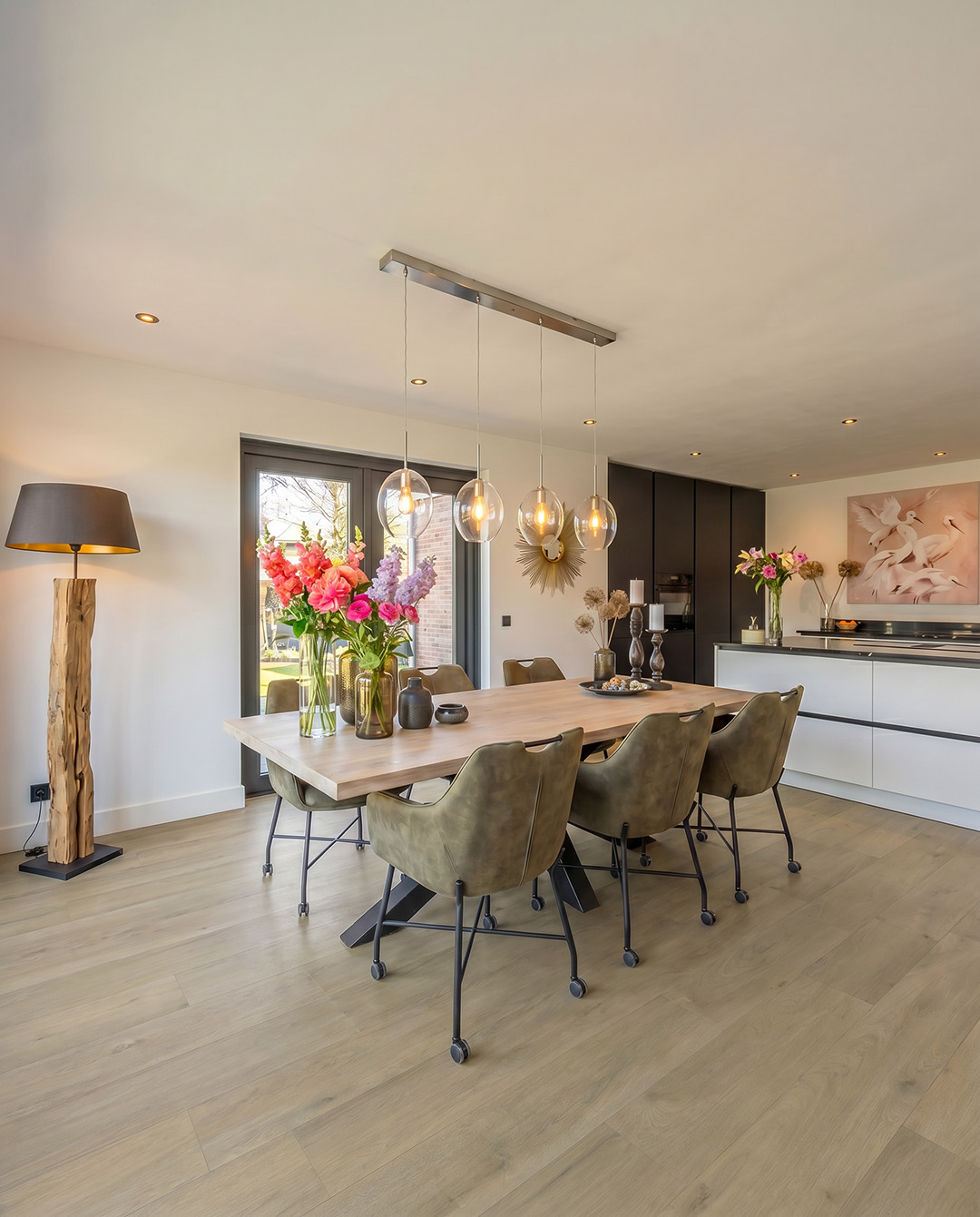 eetkamertafel, houten tafel, kamerverlichting, tuinmeubilair, bloemen