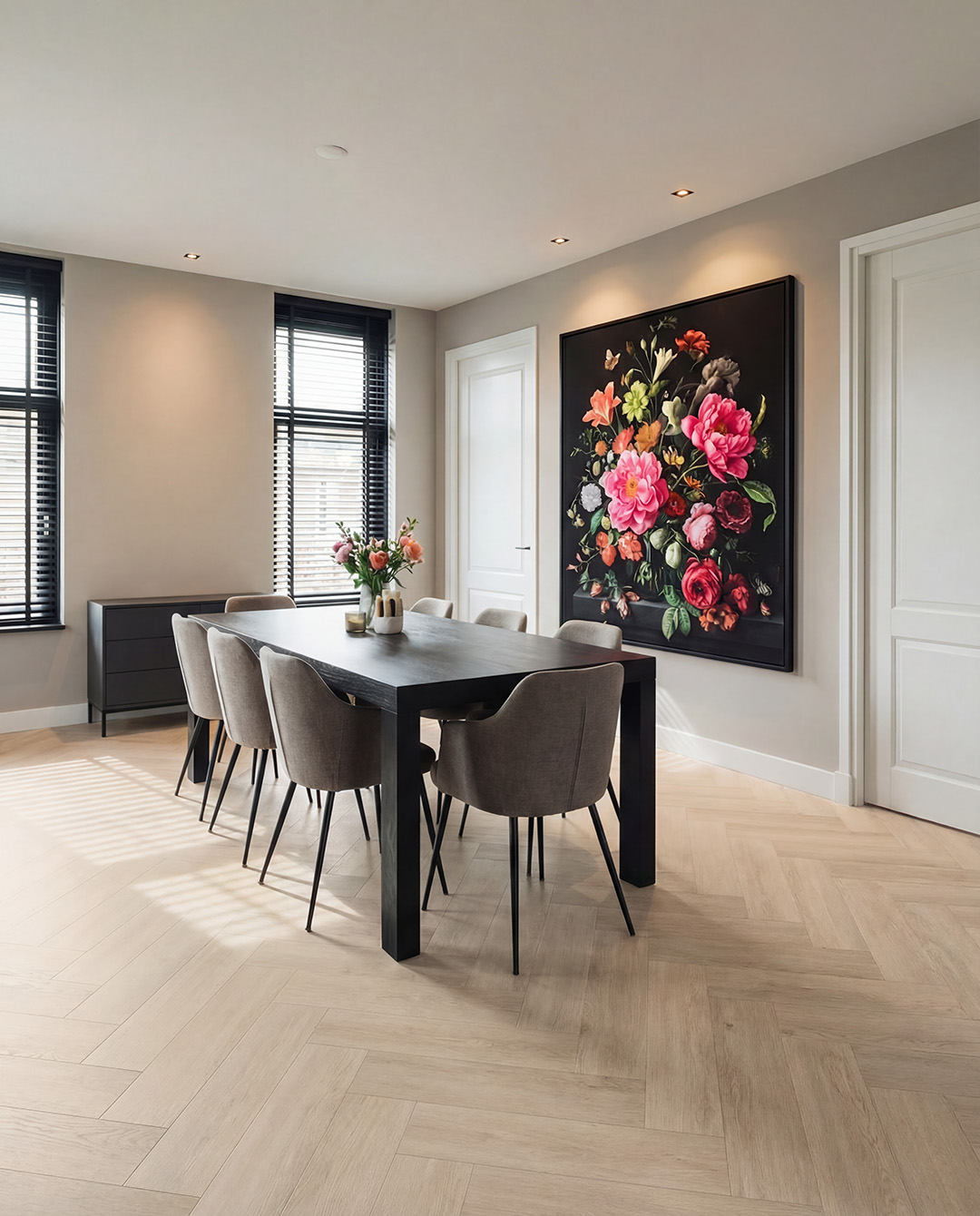 eettafel, zwarte tafel, houten vloer, bloemen kunstwerk, kinderkamer?