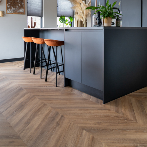 keuken-eiland, barstoel, houten-vloer, donker-grijs, moderne-kookeiland