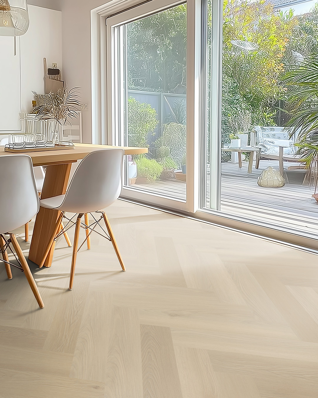 eethoek, houten vloer, binnendeur, glazen deur, tuinzicht