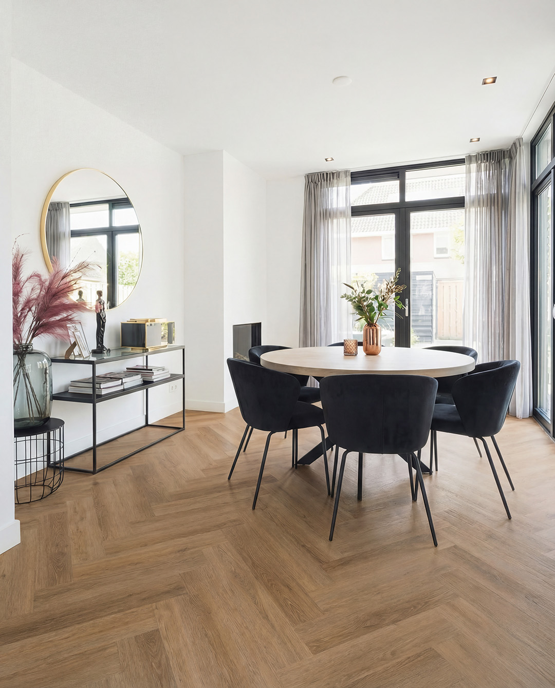 eetkamertafel, rondestafel, zwartbekleding, houtenvloer, moderne interieur