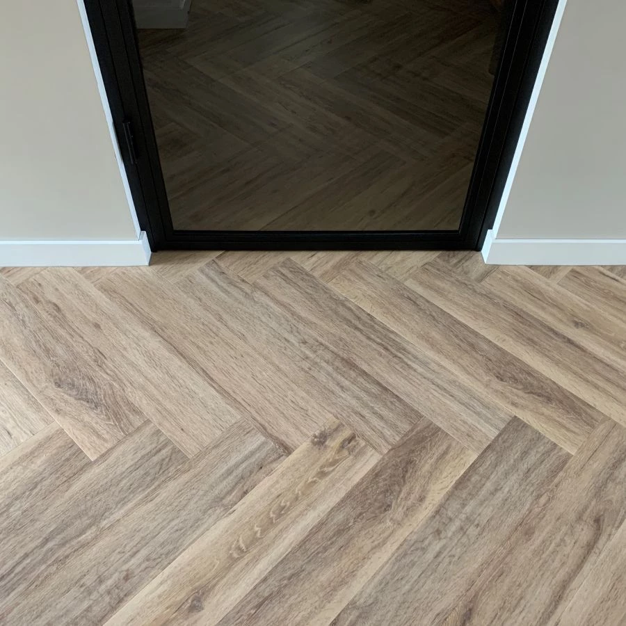 Douwes Dekker Ambitieus Trendy Visgraat Click PVC 04858 Kaneel 